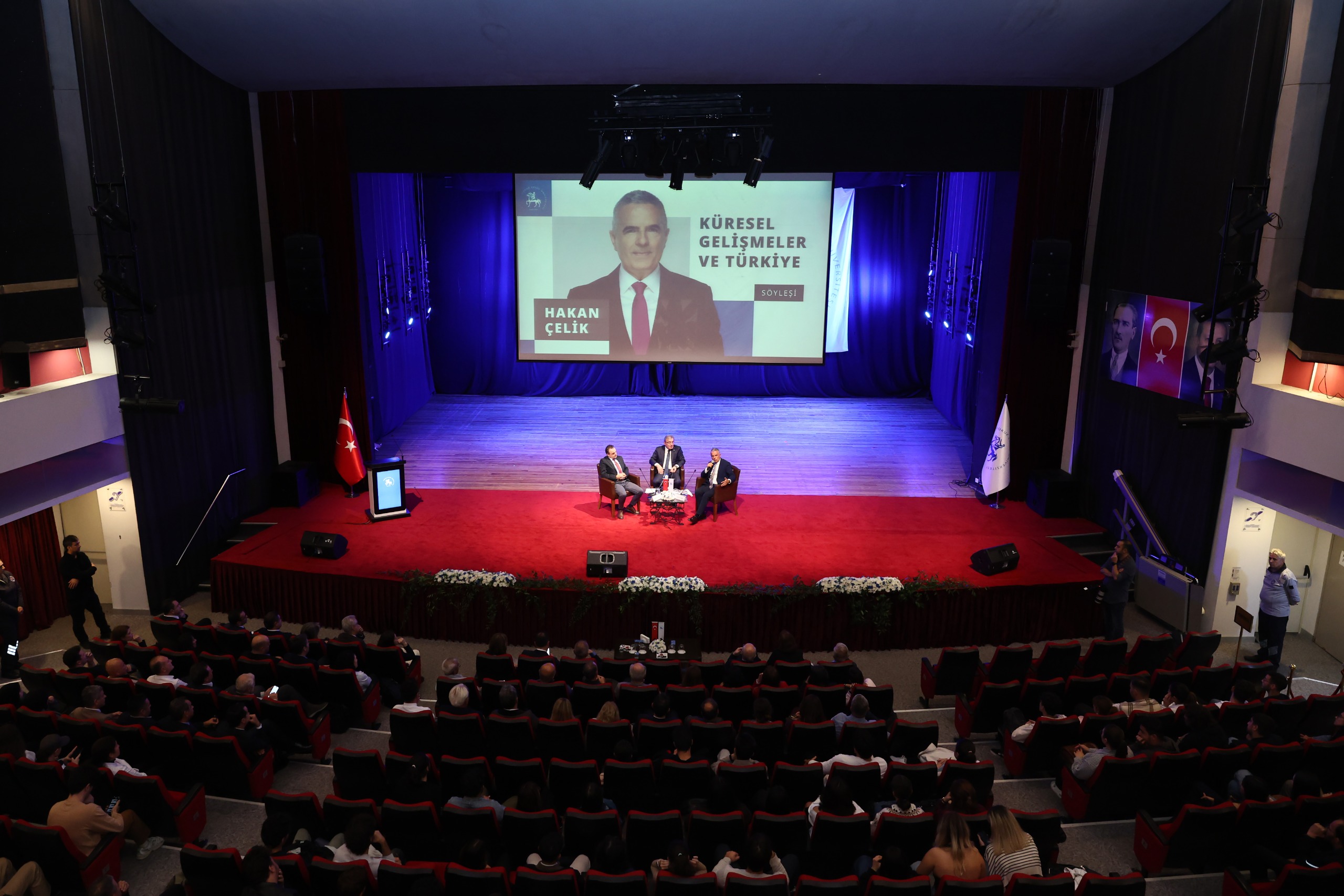 Gazeteci Hakan Çelik, Küresel Gelişmeleri ve Türkiye'nin Konumunu DEÜ'de Değerlendirdi.